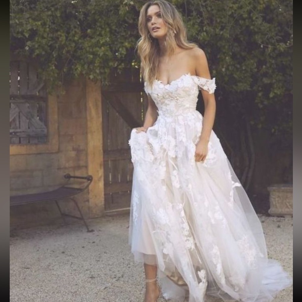 Size 10 never worn or altered Madi lane wedding dress.